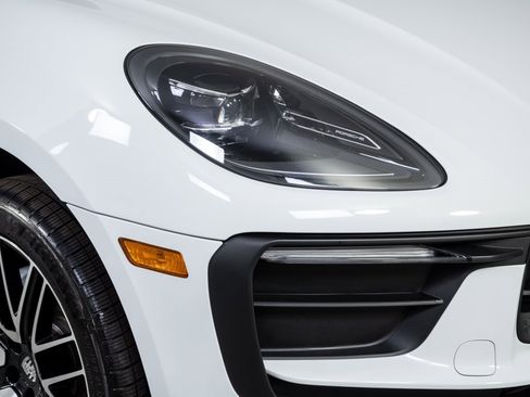 Certified 2025 Porsche Macan image 38