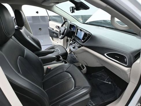 Used 2023 Chrysler Pacifica Touring-L image 48