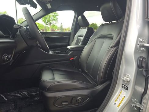 Certified 2025 Jeep Grand Cherokee L Limited w/ Black Appearance Package image 9