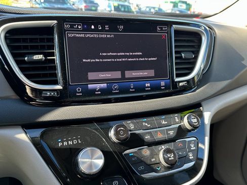 Used 2024 Chrysler Pacifica Touring-L FWD image 28