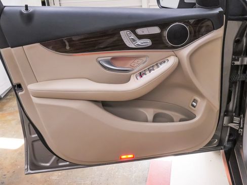 Used 2021 Mercedes-Benz GLC 300 image 27