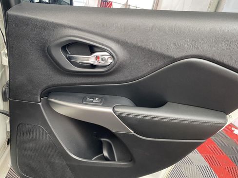 Used 2019 Jeep Cherokee High Altitude FWD image 11