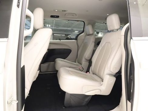 Used 2019 Chrysler Pacifica Touring-L Plus w/ Tire & Wheel Group FWD image 27