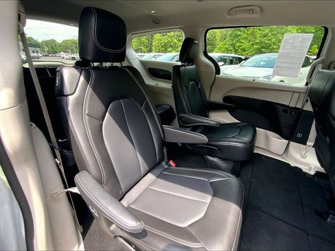 Used 2024 Chrysler Pacifica Touring-L FWD image 28