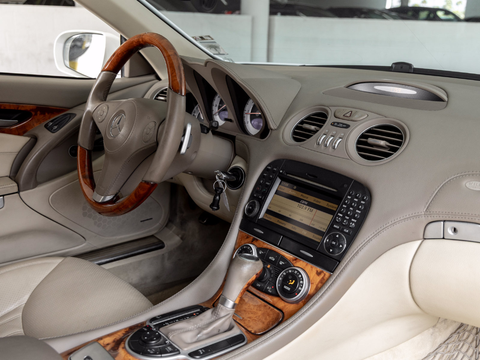 Used 2011 Mercedes-Benz SL 550 image 23