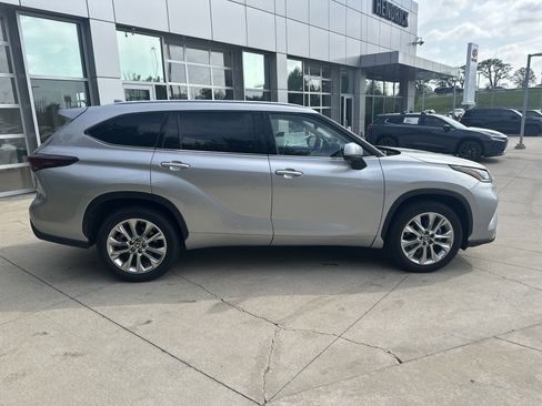 Used 2024 Toyota Highlander Limited image 10