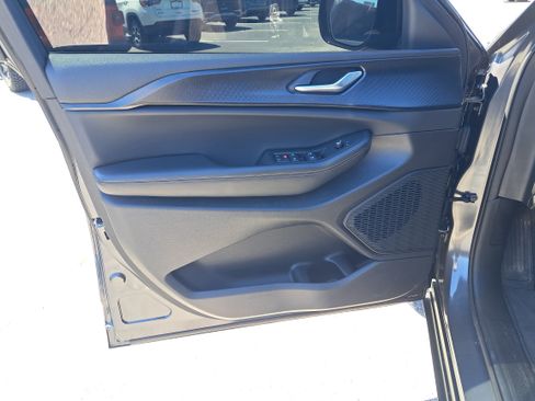 Used 2025 Jeep Grand Cherokee Altitude image 10