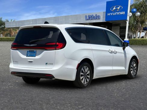 Used 2024 Chrysler Pacifica Limited FWD image 3