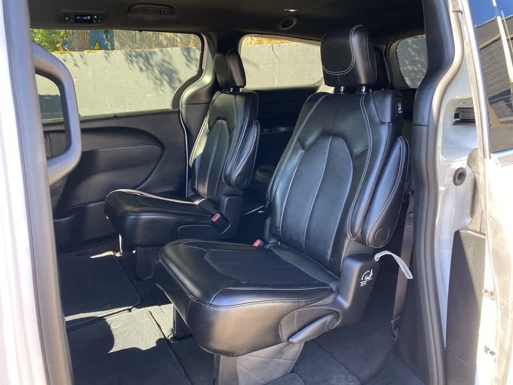 Used 2025 Chrysler Pacifica Select FWD image 15