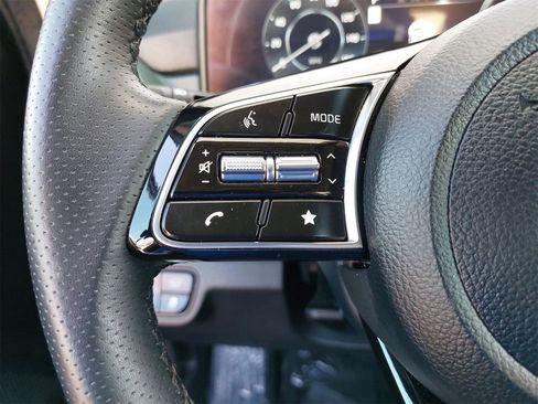 Certified 2025 Kia Seltos SX w/ SX Sunroof Package image 18