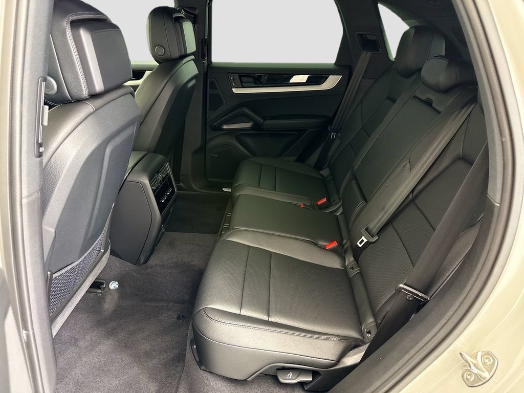 Used 2026 Porsche Cayenne AWD/4WD image 18