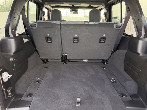 Used 2025 Jeep Wrangler Sahara image 9