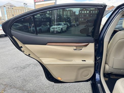 Used 2014 Lexus ES 300h Hybrid w/ Luxury Package w/Bamboo Trim image 12