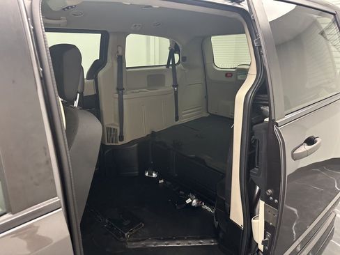 Used 2019 Dodge Grand Caravan SE w/ UConnect Hands-Free Group FWD image 12