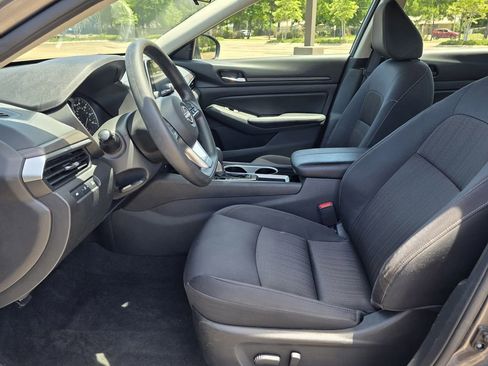 Used 2024 Nissan Altima 2.5 SV FWD image 25