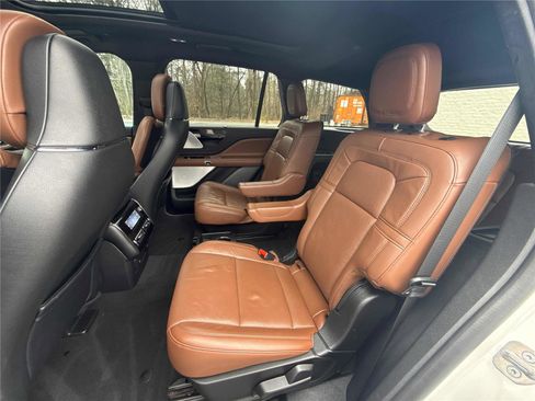 Used 2022 Lincoln Aviator Reserve w/ Equipment Group 201A image 11