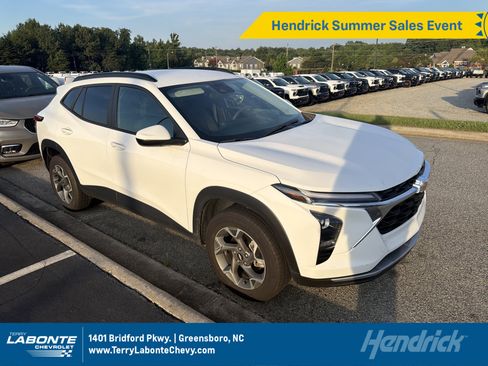 Used 2024 Chevrolet Trax LT FWD image 1