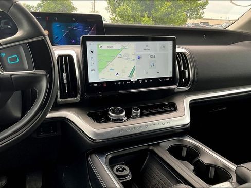 Used 2025 Ford Expedition Max Platinum AWD/4WD image 4