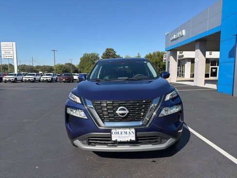 Used 2022 Nissan Rogue SV image 2