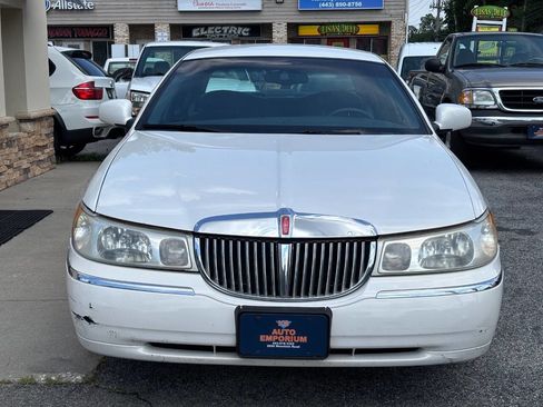 Used 2000 Lincoln Town Car Signature image 2