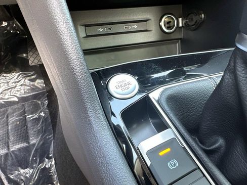 New 2024 Volkswagen Taos SE image 23