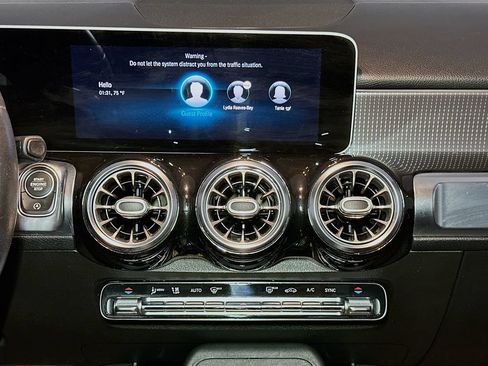 Used 2021 Mercedes-Benz GLB 250 4MATIC image 15