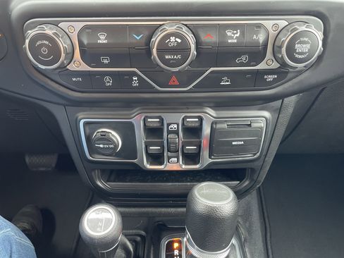 Used 2023 Jeep Gladiator Sport image 7