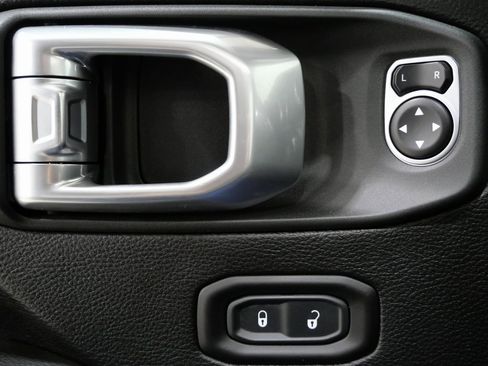 Used 2019 Jeep Wrangler Unlimited Sahara image 14