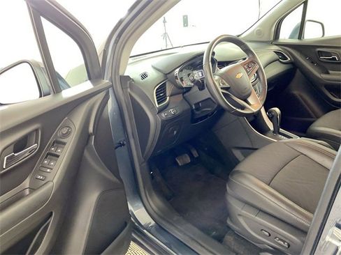 Used 2022 Chevrolet Trax LT w/ LT Convenience Package image 27