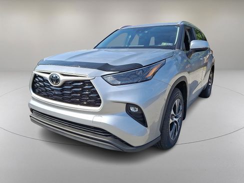 Used 2023 Toyota Highlander XLE image 4