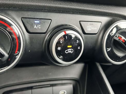 Used 2023 Hyundai Venue SE image 32