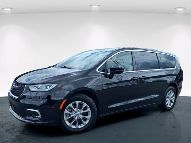 Used 2024 Chrysler Pacifica Touring-L w/ Uconnect Theater Family Group AWD/4WD image 2