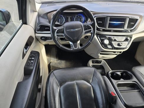Used 2019 Chrysler Pacifica Touring-L image 21