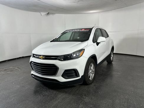 Used 2022 Chevrolet Trax LS w/ Tint and Cruise Package FWD image 4