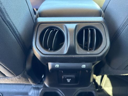 Used 2021 Jeep Gladiator Overland w/ Cold Weather Group AWD/4WD image 26