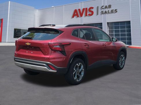 Used 2025 Chevrolet Trax LT w/ LT Convenience Package FWD image 5