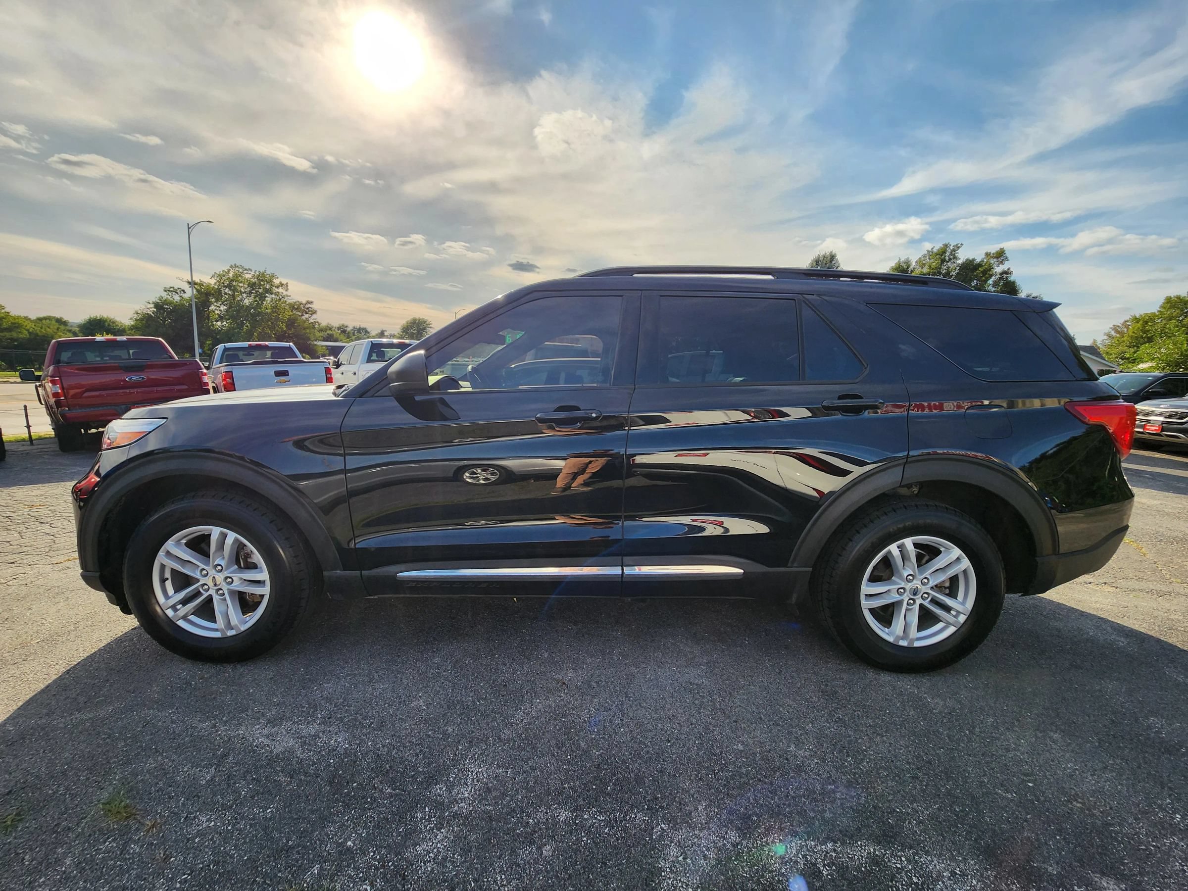 Used 2020 Ford Explorer XLT w/ Equipment Group 202A AWD/4WD image 4