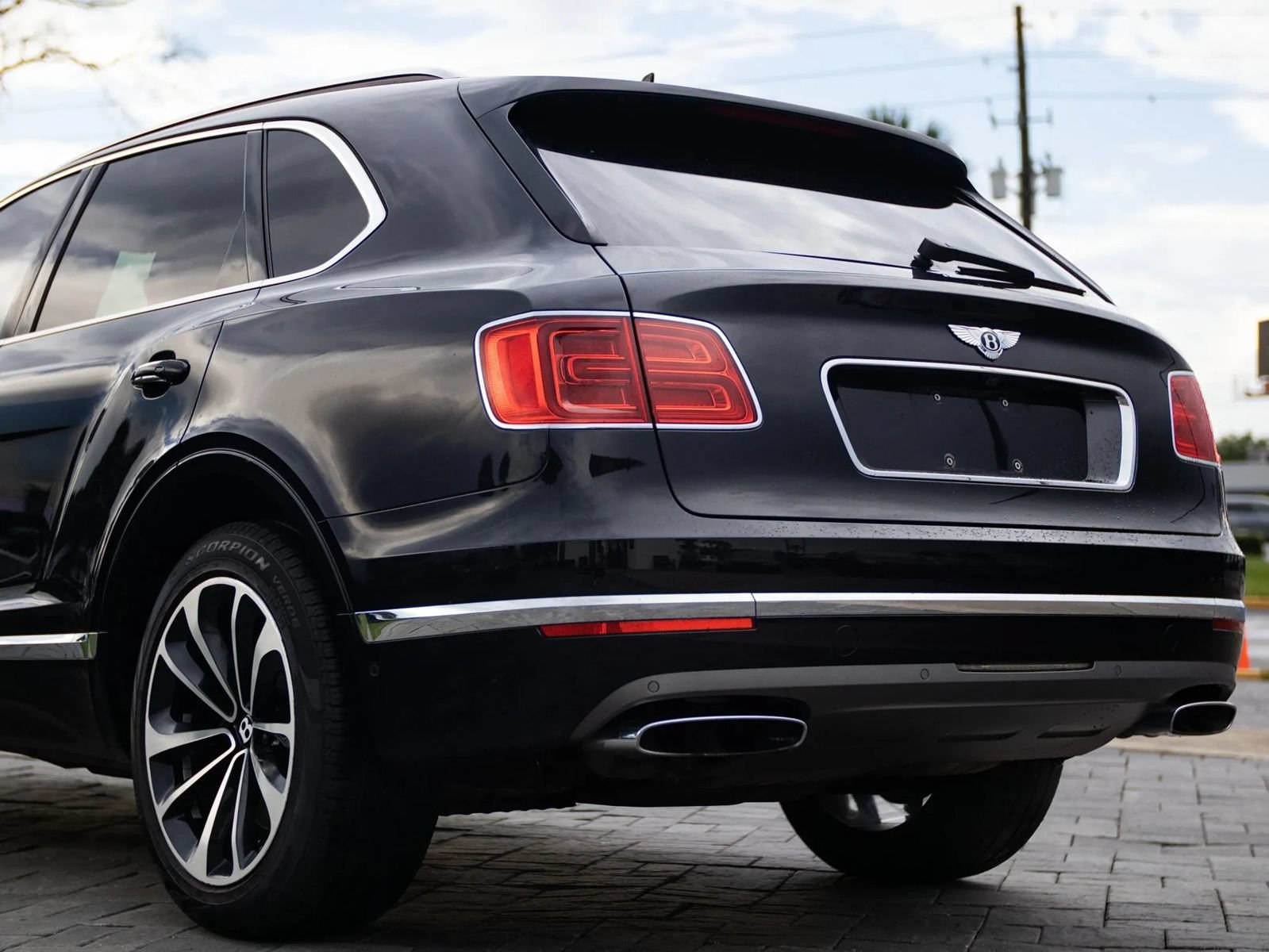 Used 2017 Bentley Bentayga AWD/4WD image 9