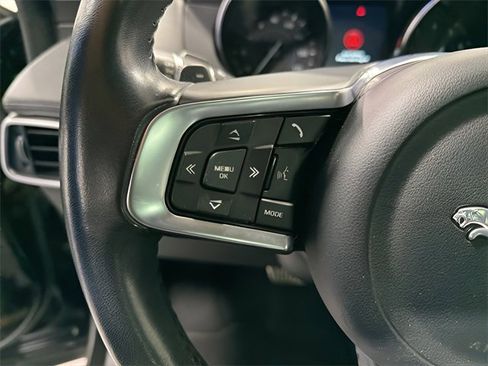 Used 2019 Jaguar F-PACE Prestige image 17