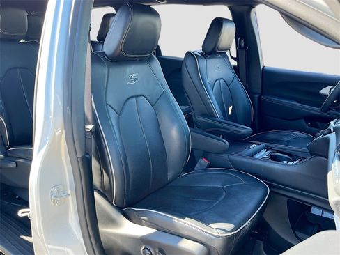 Certified 2024 Chrysler Pacifica Premium image 30