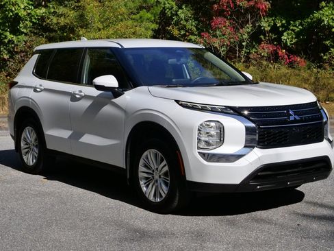 Used 2024 Mitsubishi Outlander ES image 4