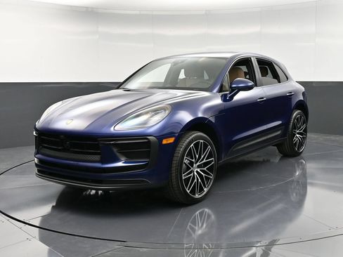 Certified 2026 Porsche Macan AWD/4WD image 6