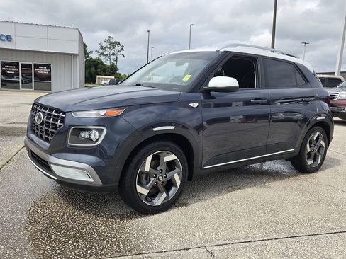 Used 2023 Hyundai Venue Limited FWD image 2
