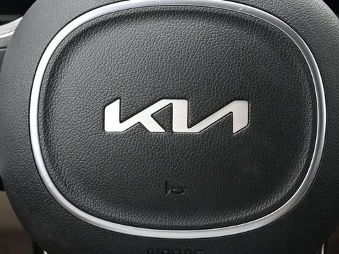 Used 2025 Kia Carnival EX FWD image 9