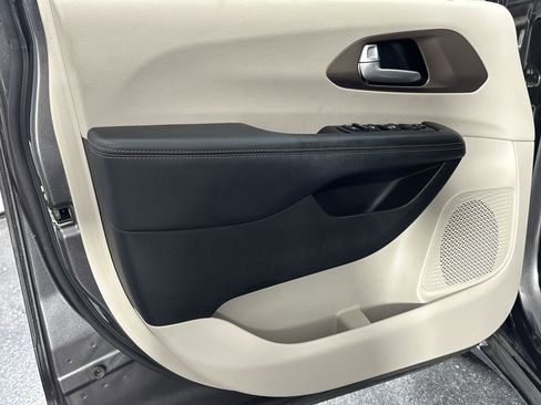 Used 2018 Chrysler Pacifica LX w/ Tire & Wheel Group image 33