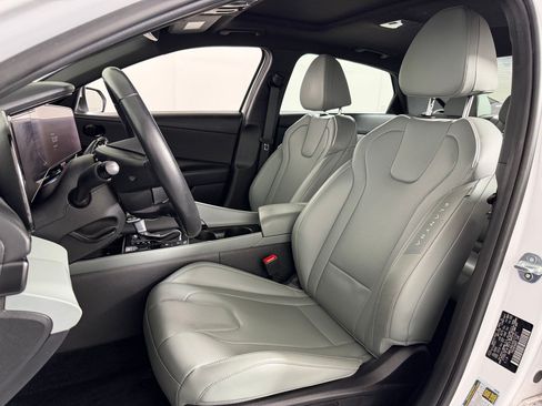 Used 2025 Hyundai Elantra Limited FWD image 4