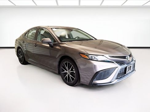 Used 2024 Toyota Camry SE FWD image 3