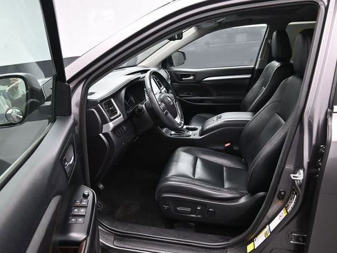 Used 2016 Toyota Highlander XLE image 2