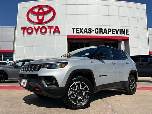 Used 2025 Jeep Compass Trailhawk image 2