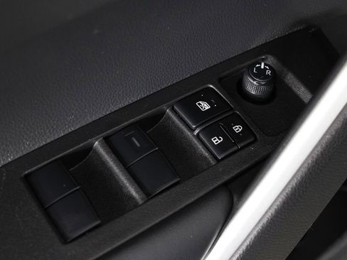 Used 2025 Toyota Corolla Cross LE image 19